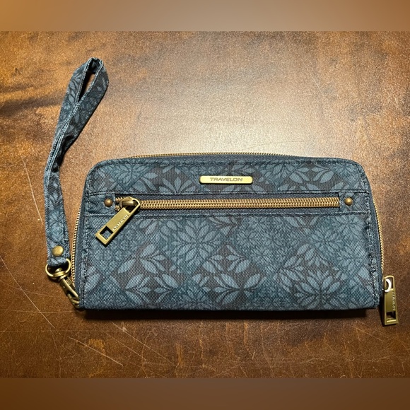 Travelon RFID Blocking Blue Patterned Wallet Wristlet - Picture 1 of 8